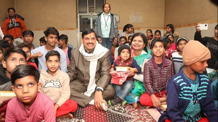 Chief Minister Dr. Yadav meets the children of Bal Niketan and gave gifts